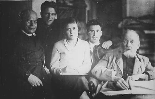 Виктор Шкловский, Василий Журавлев, Вера Кузнецова (стенографистка), Лев Инденбом (директор картины) и Константин Циолковский. Фотография первой встречи перед съемками фильма "Космический рейс" (1935)

https://dic.academic.ru/dic.nsf/ruwiki/1529814

https://web.archive.org/web/20180824184255/http://project.mettavant.fr/kosmicfilm.htm