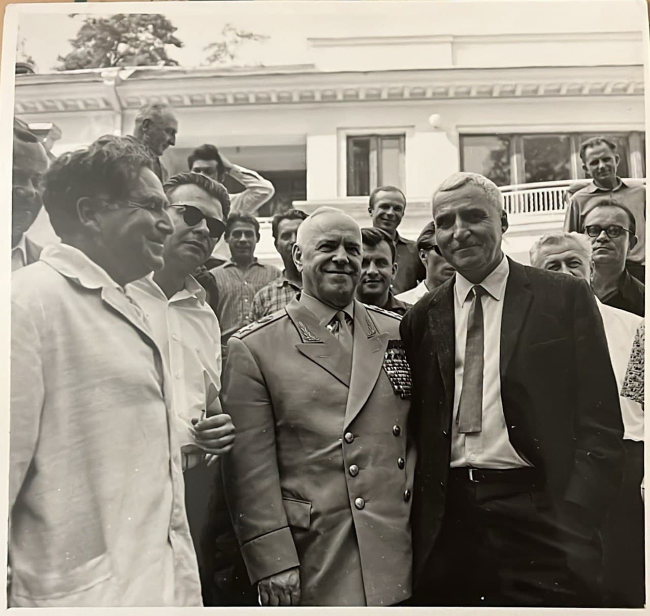 Режиссер Лев Инденбом (слева), маршал Георгий Жуков (по центру)