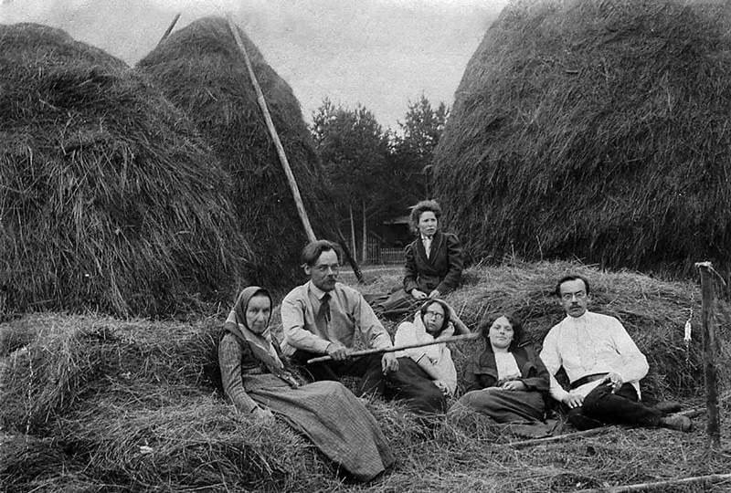 А.В. Галкин (второй слева) с матерью, сестрами и братом Пантелеймоном. 1912 г.

